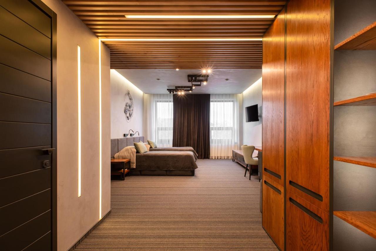 Mojo Hall Hotel Loetsk Buitenkant foto