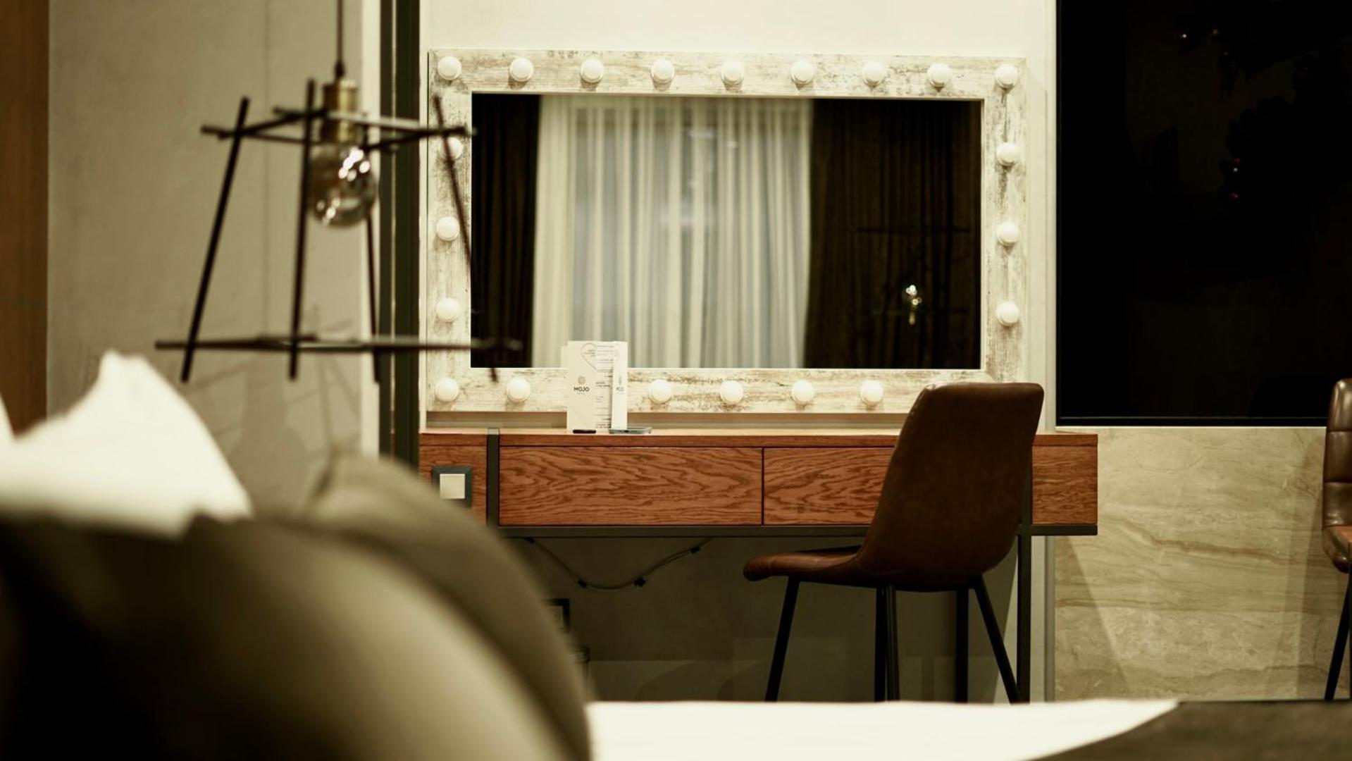 Mojo Hall Hotel Loetsk Buitenkant foto